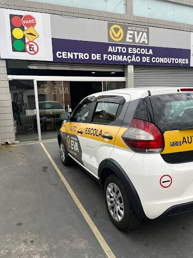 Aluna ao lado do carro da Auto Escola Eva